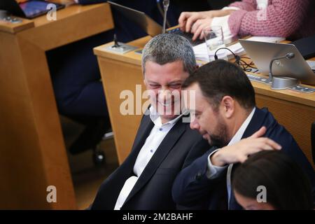 Le chef du groupe du CDH Dimitri Fourny et Maxime Prevot du CDH photographiés lors d'une session plénière du Parlement wallon à Namur, le mercredi 29 novembre 2017. BELGA PHOTO BRUNO FAHY Banque D'Images