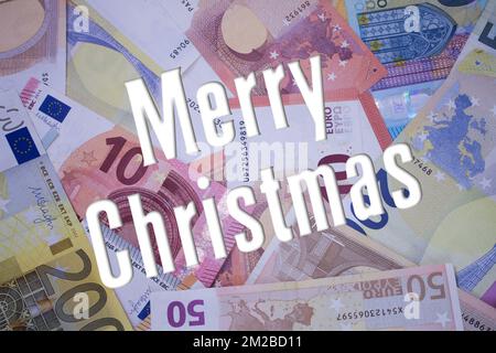 Joyeux Noël mot avec de l'argent. Arrière-plan en devise papier avec différents billets. Banque D'Images