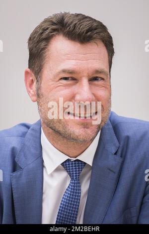 BART Buysse, directeur général DE FEB-VBO, photographié lors d'une réunion du 'Groupe des 10' (Groep van Tien- Groupe de dix), une sélection de partenaires sociaux comprenant des représentants syndicaux et des organisations patronales, au siège DE FEB-VBO à Bruxelles, le mardi 05 décembre 2017. BELGA PHOTO LAURIE DIEFFEMBACQ Banque D'Images