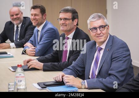 Pierre-Frederic Nyst, DIRECTEUR général DE FEB-VBO Bart Buysse , BERNARD Gilliot, Président DE FEB-VBO et Pieter Timmermans, PDG DE FEB-VBO, photographiés lors d'une réunion du « Groupe des 10 » (Groep van Tien- Groupe de Dix), une sélection de partenaires sociaux comprenant des représentants syndicaux et des organisations patronales, Au siège DE FEB-VBO à Bruxelles, le mardi 05 décembre 2017. BELGA PHOTO LAURIE DIEFFEMBACQ Banque D'Images