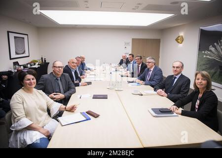 Secrétaire général de l'ACV/CSC Marie-Helene Ska, Secrétaire général du syndicat chrétien de l'ACV/CSC Marc Leemans, Président du syndicat socialiste de l'ABVV/FGTB Rudy de Leeuw, Nouveau secrétaire général du syndicat socialiste ABVV/FGTB Robert Verteneuil, Président du syndicat libéral de l'ACLVB Mario Coppens, Président de l'UCM, Pierre-Frederic Pieter Nyst, Directeur général de l'ABVillier, BBO-VBO-VBO-VBO, FEB Le président D'UNIZO Johan Bortier et la présidente de Boerenbond Sonja de Becker ont photographié lors d'une réunion du 'Groupe des 10' (Groep van Tien- Groupe de Dix), une sélection de partenaires sociaux dont le représentant syndical Banque D'Images