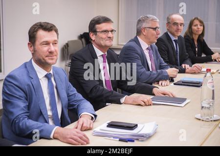 FEB-VBO directeur général Bart Buysse , FEB-VBO Président Bernard Gilliot, FEB-VBO PDG Pieter Timmermans, le président de l'UNIZO Johan Bortier et la présidente de Boerenbond Sonja de Becker photographiée lors d'une réunion du 'Groupe des 10' (Groep van Tien- Groupe de Dix), une sélection de partenaires sociaux, y compris des représentants des employeurs et des organisations Au siège DE FEB-VBO à Bruxelles, le mardi 05 décembre 2017. BELGA PHOTO LAURIE DIEFFEMBACQ Banque D'Images