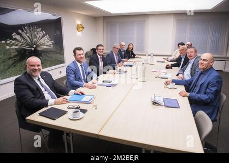 Président de l'UCM, Pierre-Frederic Nyst, FEB-VBO directeur général Bart Buysse , FEB-VBO président Bernard Gilliot, FEB-VBO PDG Pieter Timmermans, président de l'UNIZO Johan Bortier, présidente de Boerenbond Sonja de Becker, secrétaire générale de l'ACV/CSC Marie-Helene Ska, ACV/Christian Rudeuw, président du syndicat, Marc Lew/CSC Nouveau secrétaire général du syndicat socialiste ABVV/FGTB Robert Verteneuil et président du syndicat libéral ACLVB-CGSLB Mario Coppens photographiés lors d'une réunion du 'Groupe des 10' (Groep van Tien- Groupe de Dix), une sélection de partenaires sociaux dont le représentant syndical Banque D'Images