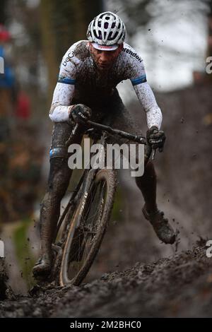 Le Dutch Mathieu Van Der Poel remporte la course d'élite masculine à la course cycliste 'Vlaamse Druivencross cyclocross Overijse', à Overijse, dimanche 10 décembre 2017. BELGA PHOTO DAVID STOCKMAN Banque D'Images