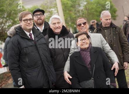 L'acteur belge Jean-Claude Van Damme fait la promotion de sa nouvelle série amazonienne Jean-Claude Van Johnson à sa statue d'Anderlecht (Belgique, 15/12/2017) Banque D'Images