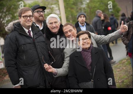 L'acteur belge Jean-Claude Van Damme fait la promotion de sa nouvelle série amazonienne Jean-Claude Van Johnson à sa statue d'Anderlecht (Belgique, 15/12/2017) Banque D'Images