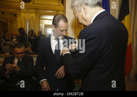 Cosimo Zizza du restaurant Da Mimmo photographié pendant et Cosimo Zizza du restaurant Da Mimmo photographié lors d'une cérémonie pour décerner le rang 'Chevalier de l'ordre de Léopold II' à divers chefs actifs à Bruxelles, le vendredi 22 décembre 2017 à Bruxelles. BELGA PHOTO NICOLAS MATERLINCK Banque D'Images
