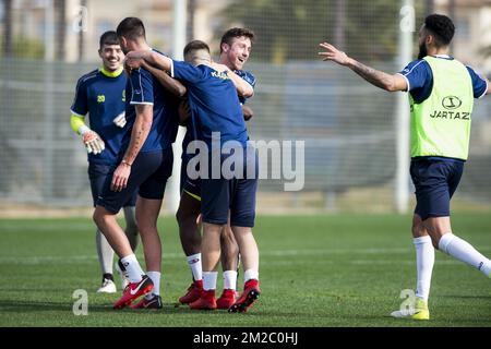 Samuel Gigot de Gent, Nicolas Raskin de Gent, Brecht Dejaegere de Gent et Dylan Bronn de Gent célèbrent la deuxième journée du camp d'entraînement d'hiver de l'équipe belge de football de première division KAA Gent, à Oliva, en Espagne, le samedi 06 janvier 2018. BELGA PHOTO JASPER JACOBS Banque D'Images