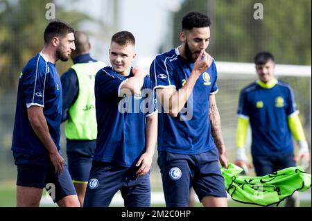 Samuel Gigot de Gent, Nicolas Raskin de Gent et Dylan Bronn de Gent photographiés pendant la deuxième journée du camp d'entraînement d'hiver de l'équipe belge de football de première division KAA Gent, à Oliva, Espagne, le samedi 06 janvier 2018. BELGA PHOTO JASPER JACOBS Banque D'Images