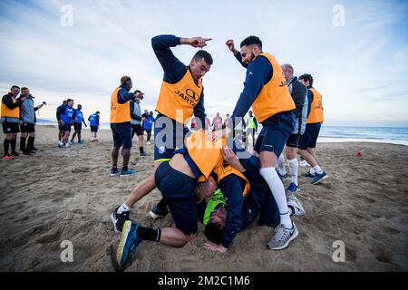 Noe Dussenne de Gent, Dylan Bronn de Gent, Anders Christiansen de Gent et Lovre Kalinic, gardien de Gent, en action au cours de la troisième journée du camp d'entraînement d'hiver de l'équipe belge de football de première division KAA Gent, à Oliva, Espagne, dimanche 07 janvier 2018. BELGA PHOTO JASPER JACOBS Banque D'Images