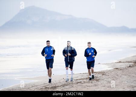 Noe Dussenne de Gent, Dylan Bronn de Gent et Nicolas Raskin de Gent photographiés en action au cours du quatrième jour du camp d'entraînement d'hiver de l'équipe belge de football de première division KAA Gent, à Oliva, Espagne, le lundi 08 janvier 2018. BELGA PHOTO JASPER JACOBS Banque D'Images