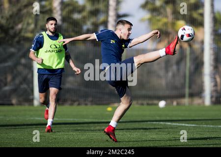 Samuel Gigot de Gent et Nicolas Raskin de Gent photographiés en action au cours du quatrième jour du camp d'entraînement d'hiver de l'équipe belge de football de première division KAA Gent, à Oliva, Espagne, le lundi 08 janvier 2018. BELGA PHOTO JASPER JACOBS Banque D'Images