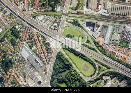 Vue aérienne sur le bâtiment du ruban et l'échangeur d'autoroute / l'échangeur d'autoroute avec les routes de dérapage menant à la zone industrielle | vue aérienne d'un échangeur autoroutier 07/01/2018 Banque D'Images