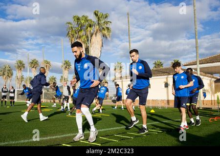 Dylan Bronn de Gent et Noe Dussenne de Gent photographiés en action au cours du sixième jour du camp d'entraînement d'hiver de l'équipe belge de football de première division KAA Gent, à Oliva, Espagne, le mercredi 10 janvier 2018. BELGA PHOTO JASPER JACOBS Banque D'Images