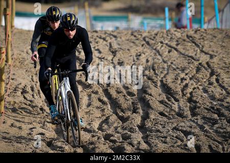 Belge Daan Soete et Telenet Fidea Team Manager Belge Sven Nys photographié en action pendant la session d'entraînement et une piste de reconnaissance avant le championnat national belge de cyclocross, mercredi 10 janvier 2018 à Koksijde. BELGA PHOTO DAVID STOCKMAN Banque D'Images