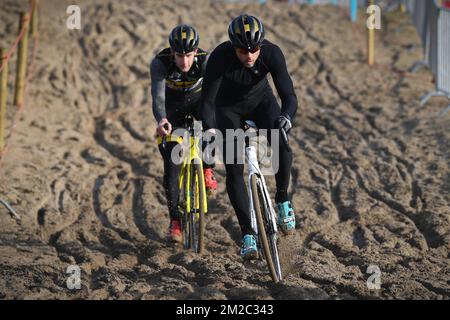 Belge Daan Soete et Telenet Fidea Team Manager Belge Sven Nys photographié en action pendant la session d'entraînement et une piste de reconnaissance avant le championnat national belge de cyclocross, mercredi 10 janvier 2018 à Koksijde. BELGA PHOTO DAVID STOCKMAN Banque D'Images