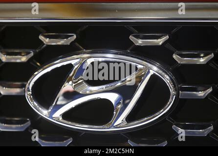 Logo Hyundai photographié lors de l'édition 96th du salon de l'automobile de Bruxelles, à l'exposition de Bruxelles, le dimanche 14 janvier 2018, à Bruxelles. BELGA PHOTO NICOLAS MATERLINCK Banque D'Images