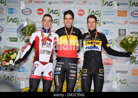 Laurens Sweeck, Belge, champion du monde Wout Van Aert , vainqueur de la médaille d'or et Daan Soete Belge photographié sur le podium après la course d'élite masculine au championnat national belge de cyclocross, dimanche 14 janvier 2018 à Koksijde. BELGA PHOTO DAVID STOCKMANlea nouveaux Banque D'Images