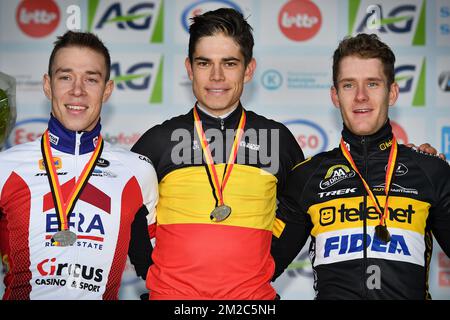 Laurens Sweeck, Belge, champion du monde Wout Van Aert , vainqueur de la médaille d'or et Daan Soete Belge photographié sur le podium après la course d'élite masculine au championnat national belge de cyclocross, dimanche 14 janvier 2018 à Koksijde. BELGA PHOTO DAVID STOCKMANlea nouveaux Banque D'Images