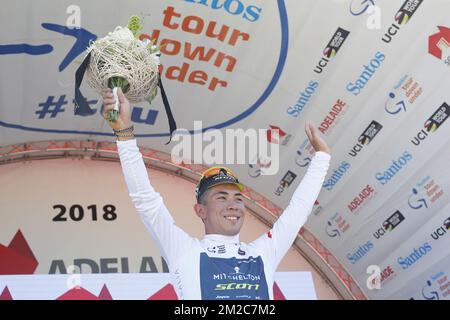 L'australien Caleb Ewan d'Orica Scott célèbre sur le podium à l'étape 2 de la course de descente en vélo, à 148,6 km de Unley - Stirling, le mercredi 17 janvier 2018 en Australie. Cette édition de la course se déroule de 16 janvier à 21 janvier. BELGA PHOTO YUZURU SUNADA Banque D'Images