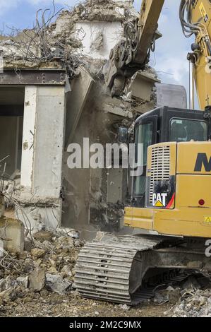 Opération de destruction par des bulldozers | opération de destruction d'un immeuble par des bulldozers Caterpillar. 15/09/2017 Banque D'Images