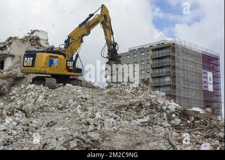 Opération de destruction par des bulldozers | opération de destruction d'un immeuble par des bulldozers Caterpillar. 15/09/2017 Banque D'Images