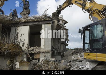 Opération de destruction par des bulldozers | opération de destruction d'un immeuble par des bulldozers Caterpillar. 15/09/2017 Banque D'Images