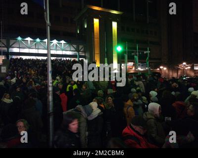 ATTENTION AUX ÉDITEURS - PHOTOS DE SMARTPHONES - MEILLEURE QUALITÉ DISPONIBLE l'illustration montre une action organisée par plusieurs organisations d'ONG, comme 11.11.11, au Parc Maximilien (Parc Maximilien - Maximiliaanpark), à Bruxelles, le dimanche 21 janvier 2018. Plusieurs « migrants de transit », qui souhaitent se rendre au Royaume-Uni, se rassemblent dans ce parc la nuit. Une action de police pourrait avoir lieu contre les migrants dimanche soir. BELGA PHOTO ANTONY GEVAERT Banque D'Images