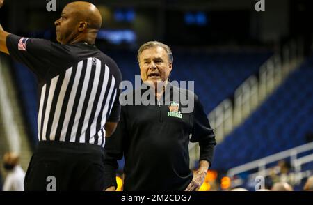 Greensboro Coliseum, Greensboro, Caroline du Nord, États-Unis. 13th décembre 2022. DaN d'antoni est le chef entraîneur de basket-ball pour l'aboiement de l'Université Marshall à réf. Match de basket-ball NCAA entre Marshall University et UNC-Greensboro au Greensboro Coliseum, Greensboro, NC. La note finale a été UNC-Greensboro 76 et Marshall 67. David Beach/CSM/Alamy Live News Banque D'Images