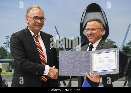 Christian Boas, Directeur général de l'ASCO, et Gregory Day en photo lors d'une réunion pour confirmer la collaboration à long terme entre ASCO Industries et Lockheed Martin, et la présentation d'un simulateur de vol F-35, à Zaventem, le jeudi 25 janvier 2018. BELGA PHOTO LAURIE DIEFFEMBACQ Banque D'Images