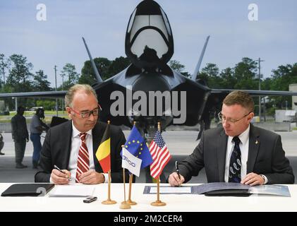 Christian Boas, Directeur général de l'ASCO, et Gregory Day en photo lors d'une réunion pour confirmer la collaboration à long terme entre ASCO Industries et Lockheed Martin, et la présentation d'un simulateur de vol F-35, à Zaventem, le jeudi 25 janvier 2018. BELGA PHOTO LAURIE DIEFFEMBACQ Banque D'Images