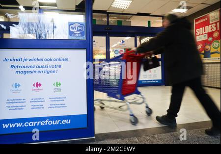 L'illustration montre les gens qui vont et qui vont en arrière car il est proche à l'hypermarché d'Evere Carrefour dans la région de Bruxelles, jeudi 25 janvier 2018. La Direction de Carrefour a annoncé ses plans de réforme pour la chaîne de supermarchés, deux doivent fermer et environ 1200 emplois seront perdus. BELGA PHOTO VIRGINIE LEFOUR Banque D'Images