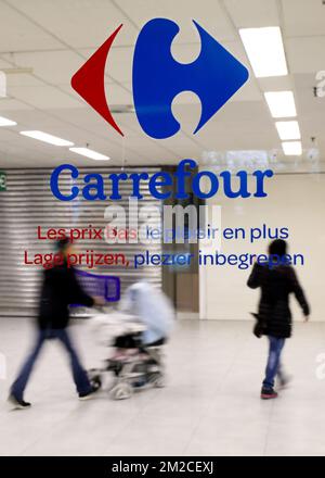 L'illustration montre les gens qui vont et qui vont en arrière car il est proche à l'hypermarché d'Evere Carrefour dans la région de Bruxelles, jeudi 25 janvier 2018. La Direction de Carrefour a annoncé ses plans de réforme pour la chaîne de supermarchés, deux doivent fermer et environ 1200 emplois seront perdus. BELGA PHOTO VIRGINIE LEFOUR Banque D'Images