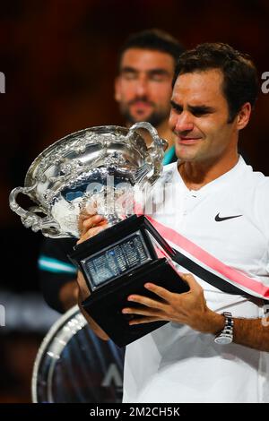 Le Suisse Roger Federer célèbre après avoir remporté le match de tennis entre Roger Federer (ATP 2) de Suisse et Marin Cilic (ATP 6) de Croatie en finale du tournoi de singles hommes au Grand Chelem de tennis 'Australian Open', dimanche 28 janvier 2018 à Melbourne Park, Melbourne, Australie. Cette première grande slam de la saison aura lieu du 15 au 28 janvier. Banque D'Images