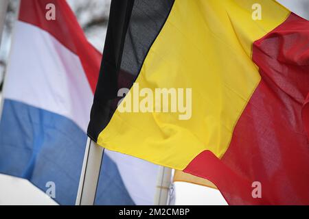 L'illustration montre le drapeau néerlandais et belge lors d'une session d'entraînement sur la piste du cyclisme de cyclocross des championnats du monde, jeudi 01 février 2018 à Valkenburg, pays-Bas. Les mondes ont lieu ce week-end. BELGA PHOTO DAVID STOCKMAN Banque D'Images