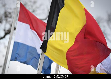 L'illustration montre le drapeau néerlandais et belge lors d'une session d'entraînement sur la piste du cyclisme de cyclocross des championnats du monde, jeudi 01 février 2018 à Valkenburg, pays-Bas. Les mondes ont lieu ce week-end. BELGA PHOTO DAVID STOCKMAN Banque D'Images