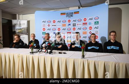 Belge Quinten Hermans, Belge Michael Vanthourenhout, Belge Tim Merlier, Belge World Champion Wout Van Aert, Belge Toon Aerts, Belge Laurens Sweeck et Belge Daan Soete photographiés lors d'une conférence de presse en prévision des championnats du monde de cyclisme cycliste, vendredi 02 février 2018 à Valkenburg, aux pays-Bas. Les mondes ont lieu ce week-end. BELGA PHOTO DAVID STOCKMAN Banque D'Images