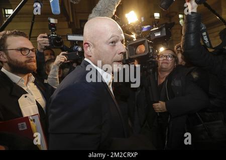 L'avocat Sven Mary, représentant Abdeslam, est entouré de la presse alors qu'il quitte la salle d'audience le premier jour du procès d'Abdeslam et d'Ayari pour tentative de meurtre dans un contexte terroriste, sur 15 mars dans la rue Dries - Driesstraat dans la forêt - Vorst, à Bruxelles, Devant la cour pénale de Bruxelles, lundi 05 février 2018. Au cours de la fusillade, cinq policiers ont été blessés et un terroriste présumé, Mohamed Belkaid, a été tué. Le tir s'est produit lors d'une fouille de l'appartement, dans le cadre de l'enquête sur les attentats terroristes de Paris. BELGA PHOTO THIERRY ROGE Banque D'Images