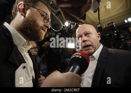 L'avocat Sven Mary, représentant Abdeslam, est entouré de la presse alors qu'il quitte la salle d'audience le premier jour du procès d'Abdeslam et d'Ayari pour tentative de meurtre dans un contexte terroriste, sur 15 mars dans la rue Dries - Driesstraat dans la forêt - Vorst, à Bruxelles, Devant la cour pénale de Bruxelles, lundi 05 février 2018. Au cours de la fusillade, cinq policiers ont été blessés et un terroriste présumé, Mohamed Belkaid, a été tué. Le tir s'est produit lors d'une fouille de l'appartement, dans le cadre de l'enquête sur les attentats terroristes de Paris. BELGA PHOTO THIERRY ROGE Banque D'Images