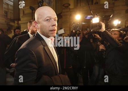 L'avocat Sven Mary, représentant Abdeslam, est entouré de la presse alors qu'il quitte la salle d'audience le premier jour du procès d'Abdeslam et d'Ayari pour tentative de meurtre dans un contexte terroriste, sur 15 mars dans la rue Dries - Driesstraat dans la forêt - Vorst, à Bruxelles, Devant la cour pénale de Bruxelles, lundi 05 février 2018. Au cours de la fusillade, cinq policiers ont été blessés et un terroriste présumé, Mohamed Belkaid, a été tué. Le tir s'est produit lors d'une fouille de l'appartement, dans le cadre de l'enquête sur les attentats terroristes de Paris. BELGA PHOTO THIERRY ROGE Banque D'Images