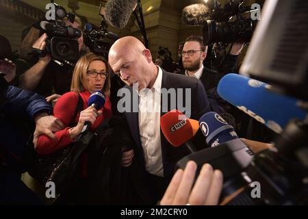 L'avocat Sven Mary, représentant Abdeslam, est entouré de la presse alors qu'il quitte la salle d'audience le premier jour du procès d'Abdeslam et d'Ayari pour tentative de meurtre dans un contexte terroriste, sur 15 mars dans la rue Dries - Driesstraat dans la forêt - Vorst, à Bruxelles, Devant la cour pénale de Bruxelles, lundi 05 février 2018. Au cours de la fusillade, cinq policiers ont été blessés et un terroriste présumé, Mohamed Belkaid, a été tué. Le tir s'est produit lors d'une fouille de l'appartement, dans le cadre de l'enquête sur les attentats terroristes de Paris. BELGA PHOTO YORICK JANSENS Banque D'Images