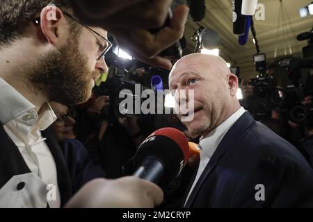 L'avocat Sven Mary, représentant Abdeslam, est entouré de la presse alors qu'il quitte la salle d'audience le premier jour du procès d'Abdeslam et d'Ayari pour tentative de meurtre dans un contexte terroriste, sur 15 mars dans la rue Dries - Driesstraat dans la forêt - Vorst, à Bruxelles, Devant la cour pénale de Bruxelles, lundi 05 février 2018. Au cours de la fusillade, cinq policiers ont été blessés et un terroriste présumé, Mohamed Belkaid, a été tué. Le tir s'est produit lors d'une fouille de l'appartement, dans le cadre de l'enquête sur les attentats terroristes de Paris. BELGA PHOTO THIERRY ROGE Banque D'Images