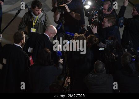 L'avocat Sven Mary, représentant Abdeslam photographié le premier jour du procès d'Abdeslam et d'Ayari pour tentative de meurtre dans un contexte terroriste, sur 15 mars dans la rue Dries - Driesstraat dans Forest - Vorst, à Bruxelles, devant le tribunal pénal de Bruxelles, le lundi 05 février 2018. Au cours de la fusillade, cinq policiers ont été blessés et un terroriste présumé, Mohamed Belkaid, a été tué. Le tir s'est produit lors d'une fouille de l'appartement, dans le cadre de l'enquête sur les attentats terroristes de Paris. BELGA PHOTO YORICK JANSENS Banque D'Images