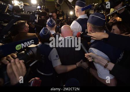 L'avocat Sven Mary, représentant Abdeslam photographié après le premier jour du procès d'Abdeslam et d'Ayari pour tentative de meurtre dans un contexte terroriste, sur 15 mars dans la rue Dries - Driesstraat dans Forest - Vorst, à Bruxelles, devant le tribunal pénal de Bruxelles, lundi 05 février 2018. Au cours de la fusillade, cinq policiers ont été blessés et un terroriste présumé, Mohamed Belkaid, a été tué. Le tir s'est produit lors d'une fouille de l'appartement, dans le cadre de l'enquête sur les attentats terroristes de Paris. BELGA PHOTO YORICK JANSENS Banque D'Images