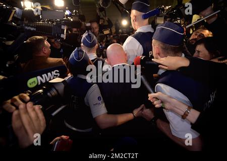 L'avocat Sven Mary, représentant Abdeslam photographié après le premier jour du procès d'Abdeslam et d'Ayari pour tentative de meurtre dans un contexte terroriste, sur 15 mars dans la rue Dries - Driesstraat dans Forest - Vorst, à Bruxelles, devant le tribunal pénal de Bruxelles, lundi 05 février 2018. Au cours de la fusillade, cinq policiers ont été blessés et un terroriste présumé, Mohamed Belkaid, a été tué. Le tir s'est produit lors d'une fouille de l'appartement, dans le cadre de l'enquête sur les attentats terroristes de Paris. BELGA PHOTO YORICK JANSENS Banque D'Images