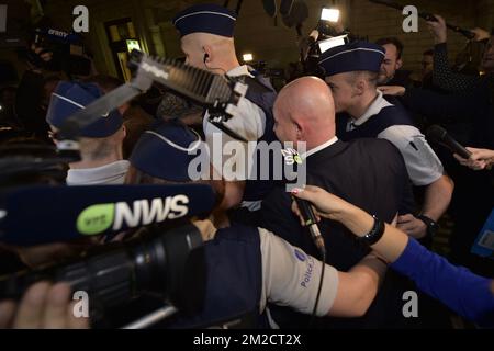 L'avocat Sven Mary, représentant Abdeslam photographié après le premier jour du procès d'Abdeslam et d'Ayari pour tentative de meurtre dans un contexte terroriste, sur 15 mars dans la rue Dries - Driesstraat dans Forest - Vorst, à Bruxelles, devant le tribunal pénal de Bruxelles, lundi 05 février 2018. Au cours de la fusillade, cinq policiers ont été blessés et un terroriste présumé, Mohamed Belkaid, a été tué. Le tir s'est produit lors d'une fouille de l'appartement, dans le cadre de l'enquête sur les attentats terroristes de Paris. BELGA PHOTO YORICK JANSENS Banque D'Images