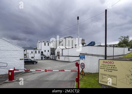 Distillerie Talisker produisant des whiskies single malt Scotch à Carbost sur l'île de Skye, Scottish Highlands, Écosse, Royaume-Uni | Talisker, distillerie de whisky située à Carbost, sur l'île de Skye en Écosse 02/06/2017 Banque D'Images