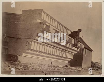 Pierre de cornice à la carrière de Milford, construction du bâtiment McKim , exploitation de carrières de granit, bibliothèques publiques, cornices, Boston public Library Banque D'Images