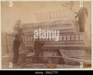 Pierre de cornice à la carrière de Milford, construction du bâtiment McKim , exploitation de carrières de granit, bibliothèques publiques, cornices, Boston public Library Banque D'Images