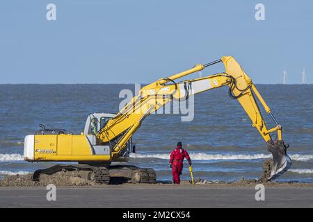 L'équipe de recherche et de récupération D'ADEDE recherche et de récupération des mines allemandes de la Seconde Guerre mondiale et des munitions non explosées sur la plage entre Wenduine et de Haan, Flandre Occidentale, Belgique | ADEDE recherche et récupération, épicée dans la recherche et l'extraction de munitions non explorées à la plage entre Wenduine et de Haan / le Coq, Belgique 07/02/2018 Banque D'Images